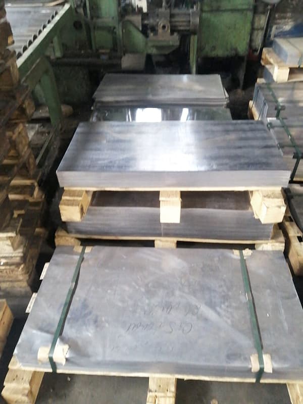 Листовой свинец на складе